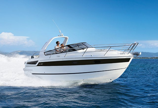 BAVARIA S30 OPEN planing across the water, couple at the helm